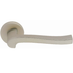 Door handle OLA on round rose (SC)