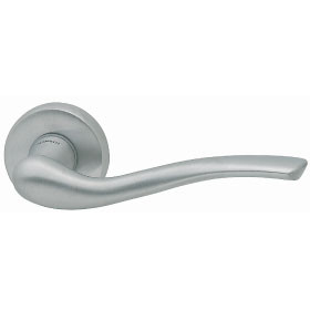 Door handle S71 on round rose (SC)