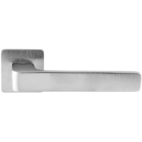 Door handle LARIO on square rose (E)