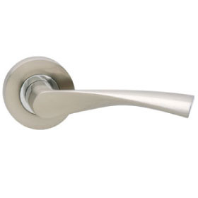 Door handle GIUSSY on round rose (E)